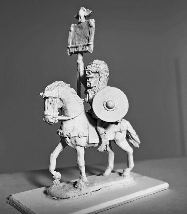28mm Republican Roman Army Standard Bearer - Karwansaray Publishers