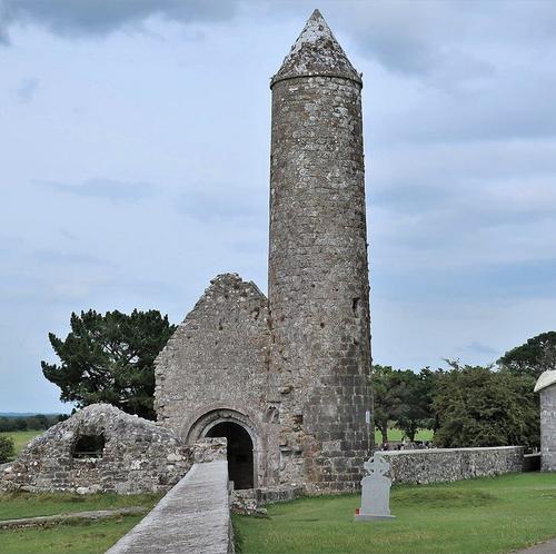 Clonmacnoise and its medieval tower - Karwansaray Publishers